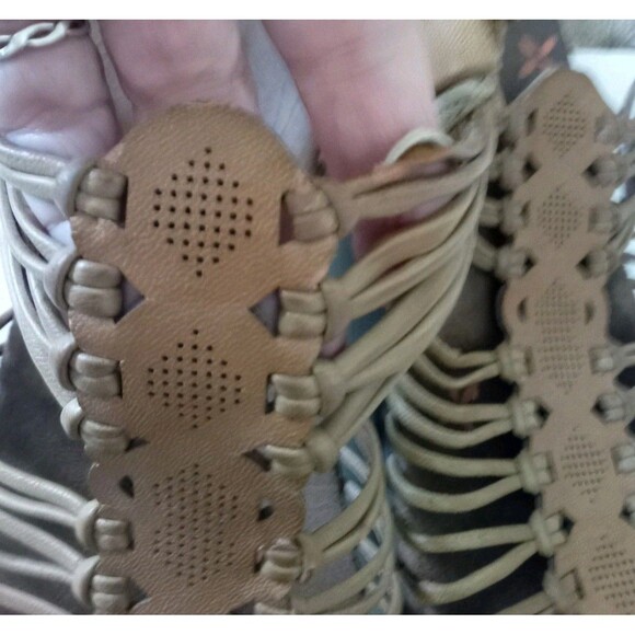 Women’s BareTraps Memory Foam Sandals Size 7.5 M Tan Strappy Wedge Heel - Picture 5 of 7